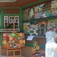 Stoletni meščanski čebelnjak, ki je spodbudil “medeni” festival 
čipk, so obogatile klekljarice iz Zasavja in domači čebelarji z 
vrhunskimi spominki z medom. 