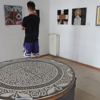 Čipki so se poklonili tudi likovniki domačega društva Cinober. V 
ospredju mozaik Silvija Bajca.