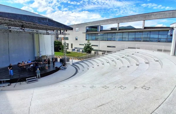 Amfiteater zaokrožuje podobo poslopja  SNG Nova Gorica in 
predstavlja novo kulturno prizorišče v mestu in regiji. 