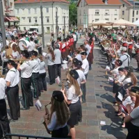 Godbeniki šestih slovenskih, italijanskih in hrvaških orkestrov so 
navdušili s skupnim koncertom pri 33 stopinjah Celzija.