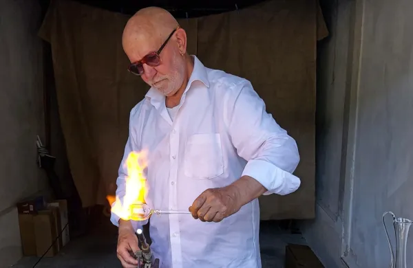 Steklarski mojster Zvonko Drobnič je predstavil umetnost pihanja 
stekla.