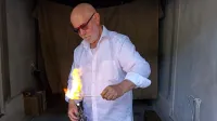 Steklarski mojster Zvonko Drobnič je predstavil umetnost pihanja 
stekla.