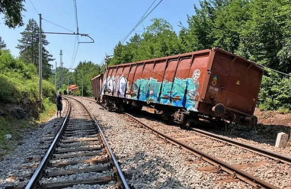 Iztirilo je zadnjih pet vagonov praznega 26-vagonskega tovornega 
vlaka.