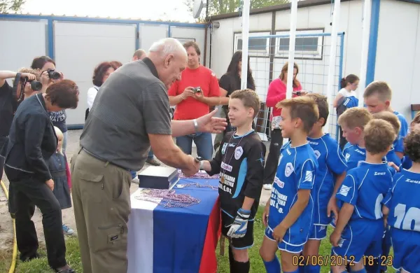 Ciril Kastelic, eden legendarnih članov NK Jadran, med nagrajevanjem udeležencev klubskega Mahničevega memoriala 
pred 13 leti.