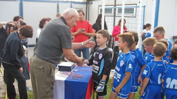 Ciril Kastelic, eden legendarnih članov NK Jadran, med nagrajevanjem udeležencev klubskega Mahničevega memoriala 
pred 13 leti.