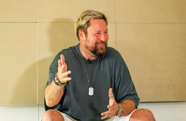 Uroš Umek pravi, da še danes ob spominu na Ambasado Gavioli    
dobi kurjo polt.