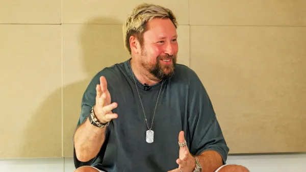 Uroš Umek pravi, da še danes ob spominu na Ambasado Gavioli    
dobi kurjo polt.