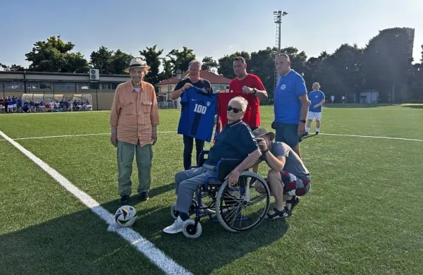 Nekdanji člani piranskega moštva: z leve so Tihomir Šuto, Mitja Udovič 
(predsednik kluba), Jože Prelogar, Danilo Sergaš in na  vozičku Marijan 
Tomšič.
