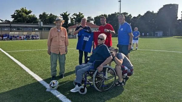 Nekdanji člani piranskega moštva: z leve so Tihomir Šuto, Mitja Udovič 
(predsednik kluba), Jože Prelogar, Danilo Sergaš in na  vozičku Marijan 
Tomšič.