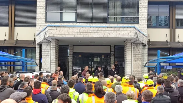 Utrinek s sindikalnega protesta pristaniških žerjavistov, ki so 
izgubili odločujoči  vpliv v svetu delavcev.  