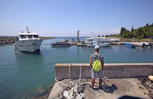 Tako je danes videti območje ob iztoku Jernejevega kanala v Seči, kjer si občinske oblasti že dolgo želijo urediti  novo ribiško pristanišče.  

 