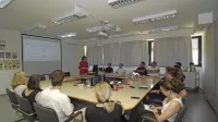 Rezultate raziskave o zdravju reševalcev je zbranim predstavila 
Mihaela Jurdana (stoji).