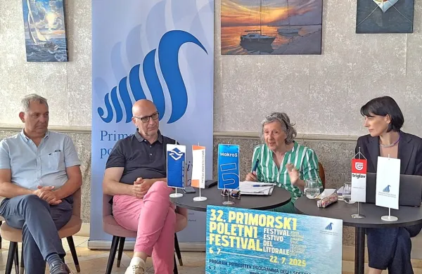  Dogodke 32. PPF so poleg vodje Neve Zajc (druga z desne) in 
producentke Martine Gamboz predstavila še predstavnika pomembnih partnerjev,  (z leve) direktor Avditorija Borut Bažec in v 
imenu koprske italijanske skupnosti Mario Steffe.   