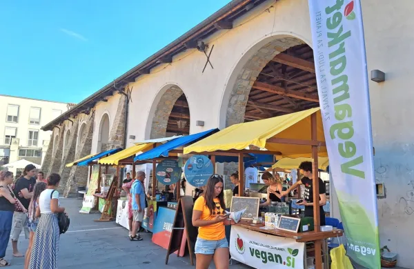 Vega market je že lani v Taverni in delu Carpaccievega trga ponudil 
izobilje možnosti za okušanje okusne rastlinske prehrane. 