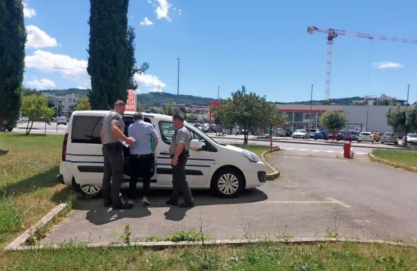 Obtoženi  moški (med  pravosodnima  policistoma)  je  za  zapahi  od  
maja  predlani.  Senat mu  je   po  razglasitvi  sodbe  podaljšal  pripor.    