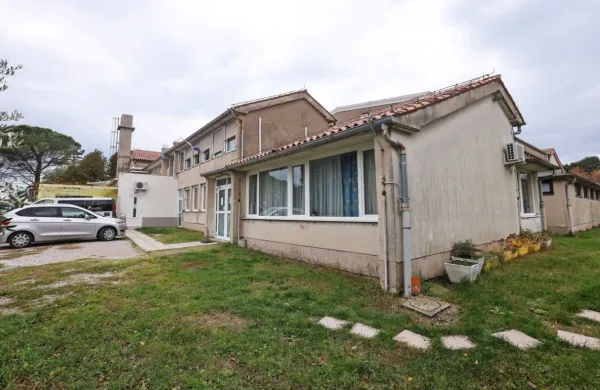 Dotrajana stavba Centra za usposabljanje Elvira Vatovec v Strunjanu. 