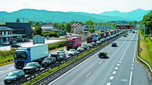 Zdaj je zastoj na Primorki v eno, zdaj v drugo smer, vse pogosteje 
pa tudi v obe.