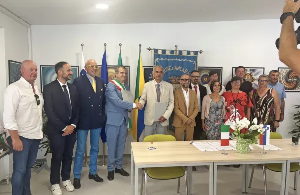   Delegaciji obeh občin ob podpisu sporazuma o pobratenju.