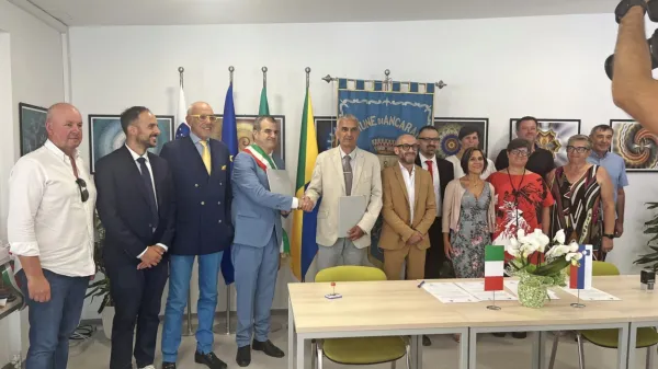   Delegaciji obeh občin ob podpisu sporazuma o pobratenju.