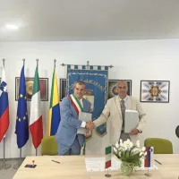 Stisk rok med italijanskim in slovenskim županom po podpisu 
sporazuma.