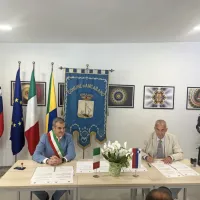 Župana ob podpisu sporazuma o pobratenju občin Ankaran in 
Ancarano.