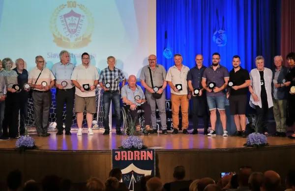 Nagrajenci na odru po slavnostni proslavi ob jubileju.