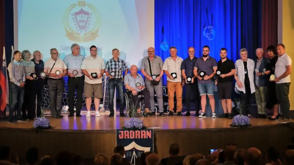 Nagrajenci na odru po slavnostni proslavi ob jubileju.