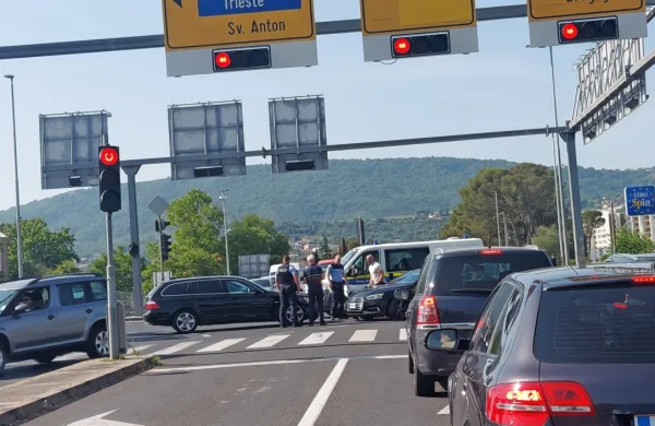 Zaradi nesreče je oviran promet.