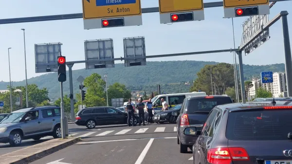 Zaradi nesreče je oviran promet.