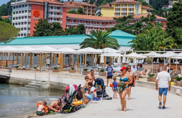  Temperature ozračja in morja so omogočile, da je portoroška 
plaža zaživela že v začetku junija.