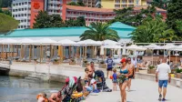  Temperature ozračja in morja so omogočile, da je portoroška 
plaža zaživela že v začetku junija.