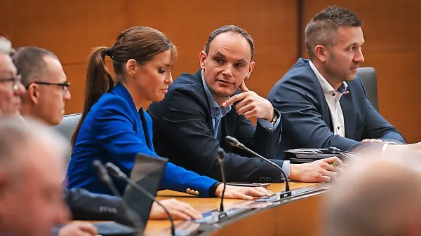 Anžetu Logarju v parlamentu niso dovolili, da bi se njegova 
poslanska skupina imenovala Demokrati.