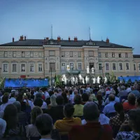 Oder in  priložnostni avditorij opere sta povsem napolnila čezmejni 
Trg Evrope, občinstvo pa je Potovanje v Reims z navdušenjem 
sprejelo. 
