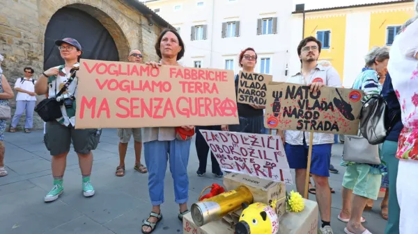 Koper proti oboroževanju: protest proti militarizmu, Natu in kapitalizmu (FOTO)