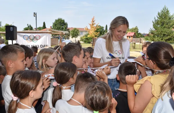 Učenci so se postavili v vrsto za avtograme.
