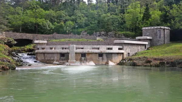 Polovico vode, ki jo zajamejo iz Rižane, usmerijo v sistem, drugo 
polovico vrnejo v njeno strugo  in tako ohranjajo ustrezen vodostaj 
reke.