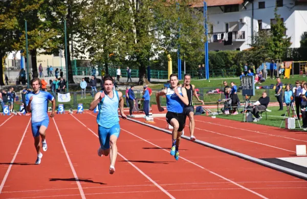 Andrej Skočir (v sredini) je med primorskimi reprezentanti letos
najuspešnejši. V Sloveniji je še nepremagan na 200 m.