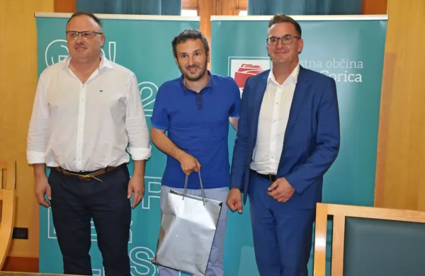 Bojan Tokić je včerajšnji delovni dan začel na sprejemu na mestni občini 
(levo svetovalec za šport Robert Cencič, desno župan Samo Turel)...