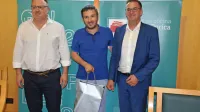 Bojan Tokić je včerajšnji delovni dan začel na sprejemu na mestni občini 
(levo svetovalec za šport Robert Cencič, desno župan Samo Turel)...