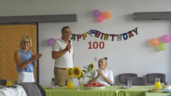 Stoletniku Albinu Ivanu Jenku sta voščila tudi koprski župan Aleš 
Bržan in direktorica Deos Centra starejših Koper Alenka Terbovc.