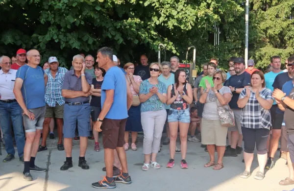 Krajani Črnega Vrha so na shodu po zapori bencinskega servisa   
obsodili nizkotno potezo Petrola, Vlado pa pozvali naj preneha 
zanemarjati podeželje.