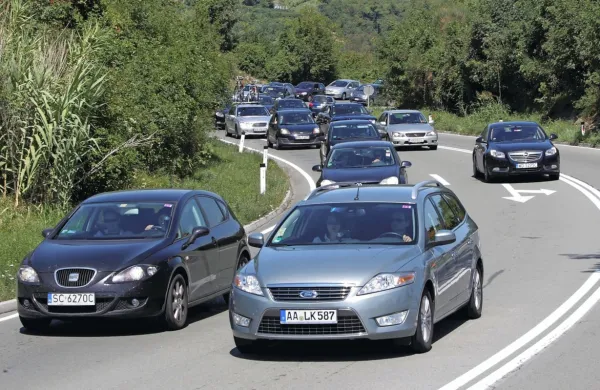  Realizacija  hitre ceste Koper–Dragonja se še naprej vleče kot 
kolona  na razgretem asfaltu.   