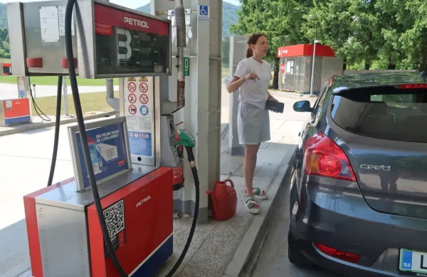 Domačini in z njimi  številni mimo vozeči, ki ostajajo brez goriva, 
zaradi zapore servisa, neumnosti vlade in Petrola, glasno preklinjajo.