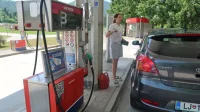 Domačini in z njimi  številni mimo vozeči, ki ostajajo brez goriva, 
zaradi zapore servisa, neumnosti vlade in Petrola, glasno preklinjajo.