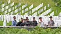 8372 je zadnja, a še ne dokončna številka žrtev strašljivega pokola 
v Srebrenici julija leta 1995.