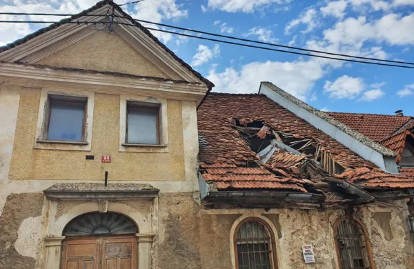  Ponekod na Postojnskem, največ v Planini, je  toča  poškodovala 
fasade in strehe. Foto: PGD Planina