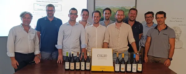 Briška vina iz treh lokalnih sort v enakih steklenicah in s sorodnimi 
etiketami so v Krainerju predstavili vinarji, njih pa publicist 
Stefano Cosma (levo). 