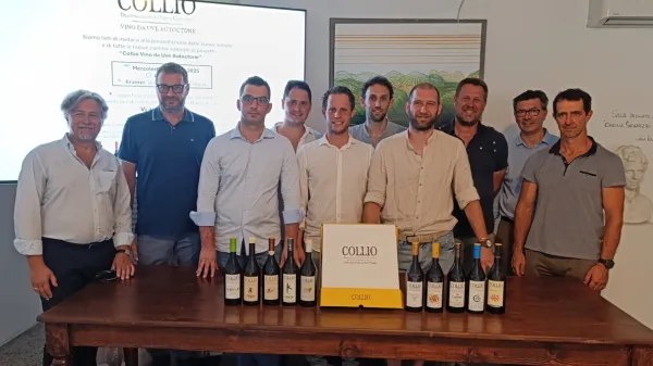 Briška vina iz treh lokalnih sort v enakih steklenicah in s sorodnimi 
etiketami so v Krainerju predstavili vinarji, njih pa publicist 
Stefano Cosma (levo). 