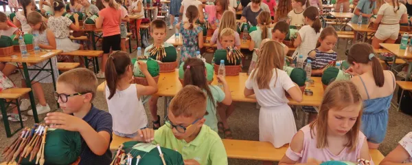 Mladi, vse več fantov med dekleti,  znajo in hočejo nadaljevati 
stoletno klekljarsko dediščino. Na državnem tekmovanju se jih je 
pomerilo kar 191.