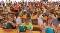 Mladi, vse več fantov med dekleti,  znajo in hočejo nadaljevati 
stoletno klekljarsko dediščino. Na državnem tekmovanju se jih je 
pomerilo kar 191.